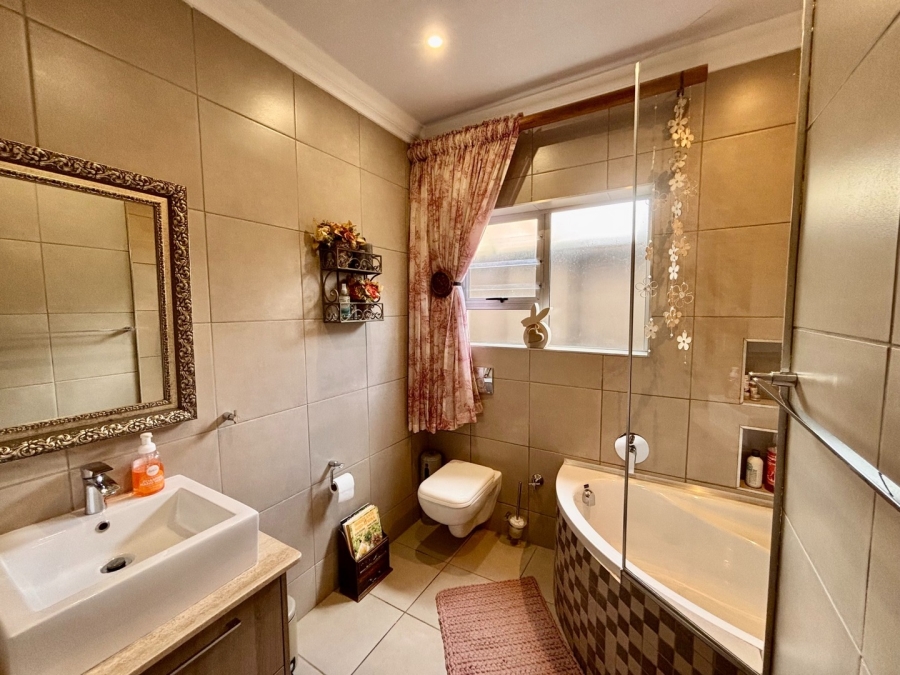 5 Bedroom Property for Sale in Doringkruin North West